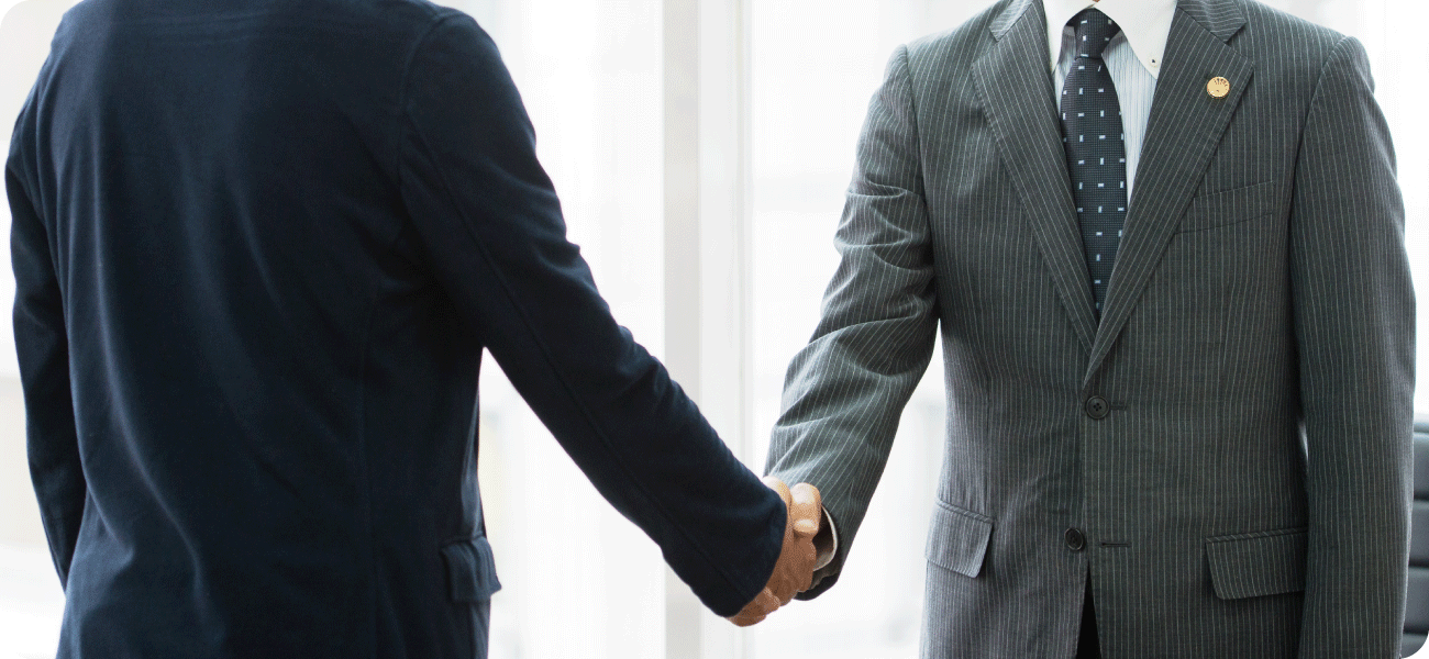 お客様と握手をする弁護士